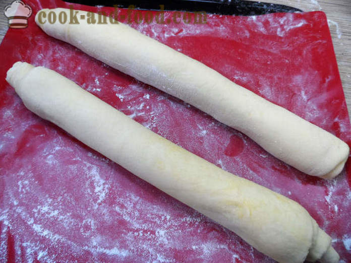Thin baguette francese nel forno - come cuocere una baguette francese a casa, un passo per passo ricetta foto