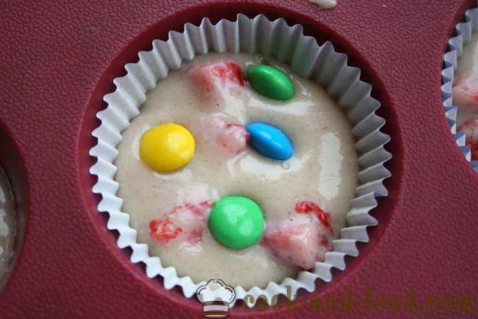 Muffin fatti in casa su yogurt con le fragole - come cucinare muffin in stampi in silicone, un passo per passo ricetta foto