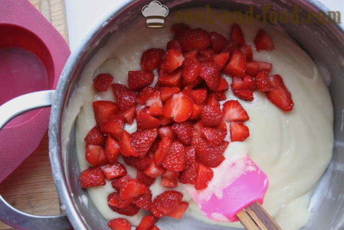 Muffin fatti in casa su yogurt con le fragole - come cucinare muffin in stampi in silicone, un passo per passo ricetta foto