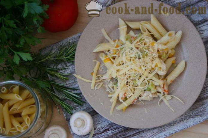 Pasta fatta in casa italiana con pollo, verdure e formaggi - come cucinare pasta italiana a casa, passo dopo passo le foto delle ricette