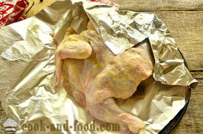 Pollo intero al cartoccio in forno - come cucinare un pollo al forno in un foglio, con un passo per passo ricetta foto