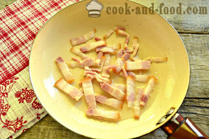 Patate al forno con pancetta - come le patate in umido in una padella, un passo per passo ricetta foto
