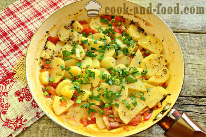 Patate al forno con pancetta - come le patate in umido in una padella, un passo per passo ricetta foto
