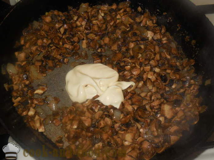 Funghi in umido in salsa di panna in una padella - come cucinare funghi in panna acida, un passo per passo ricetta foto