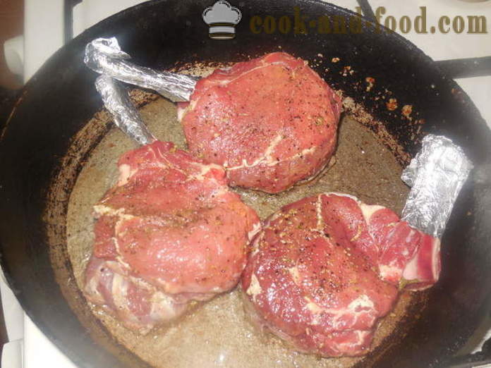 Al forno di vitello lombata con osso - come cucinare lombo succosa con l'osso in forno, con un passo per passo ricetta foto