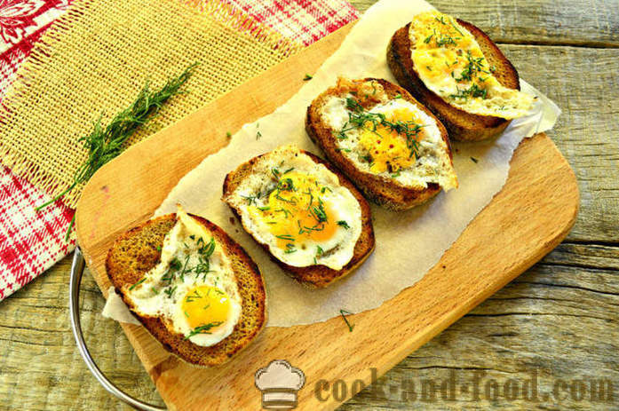 French toast con uova e verdure su una padella - come fare un brindisi con un uovo per la prima colazione, un passo per passo ricetta foto
