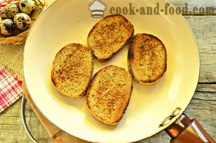 French toast con uova e verdure su una padella - come fare un brindisi con un uovo per la prima colazione, un passo per passo ricetta foto
