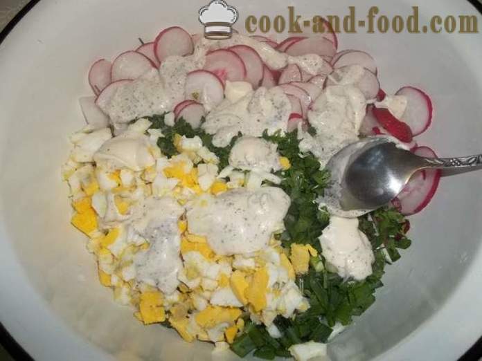 Deliziosa insalata di radicchio con uova e cipolla verde - come preparare un'insalata di radicchio, un passo per passo ricetta foto