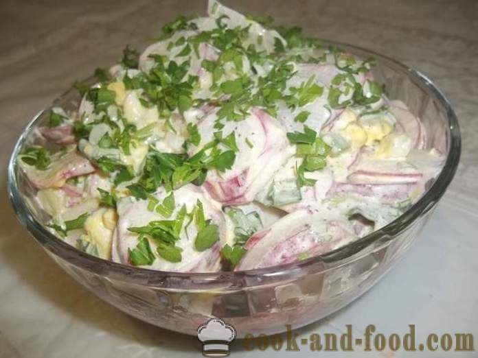 Deliziosa insalata di radicchio con uova e cipolla verde - come preparare un'insalata di radicchio, un passo per passo ricetta foto
