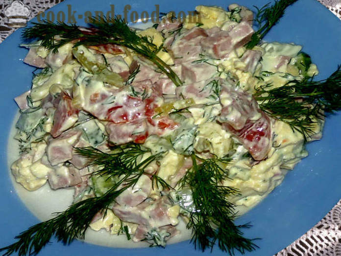 Insalata con le uova strapazzate e salsiccia e panna acida - Come preparare un'insalata con una frittata, un passo per passo ricetta foto