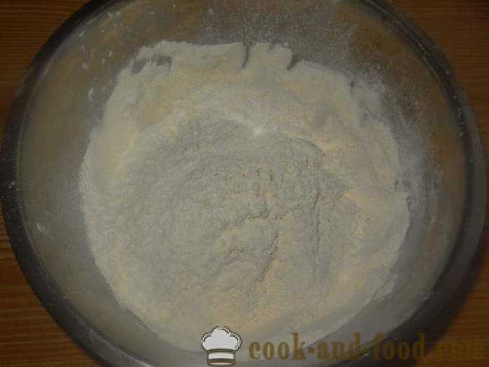 Una semplice ricetta per il pane fatto in casa su marinata di pomodoro - come cuocere il pane nella macchina per il pane in casa, passo dopo passo ricetta foto