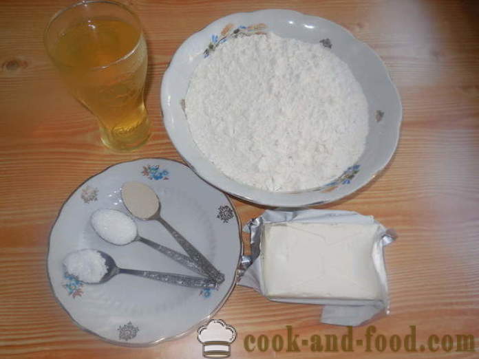 Una semplice ricetta per il pane fatto in casa su marinata di pomodoro - come cuocere il pane nella macchina per il pane in casa, passo dopo passo ricetta foto