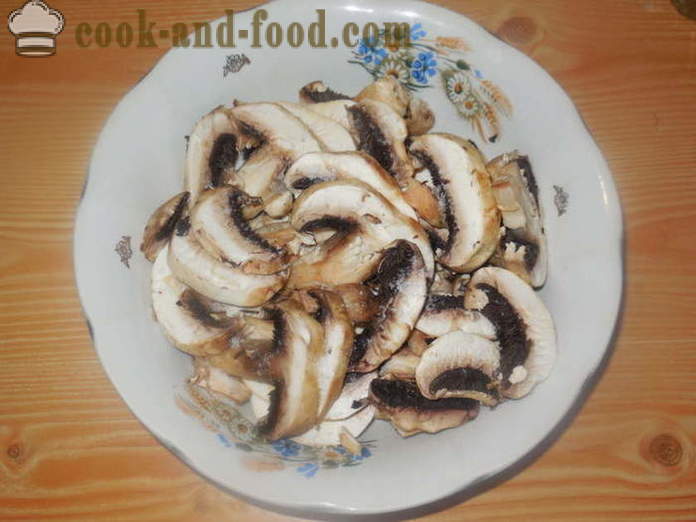 Funghi fritti in una padella soffriggere - come funghi nella farina, un passo per passo ricetta foto
