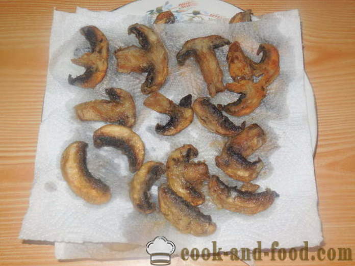 Funghi fritti in una padella soffriggere - come funghi nella farina, un passo per passo ricetta foto