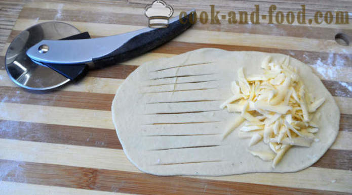 Lievito rotoli con formaggio - come cucinare spuntino originale, passo dopo passo le foto delle ricette