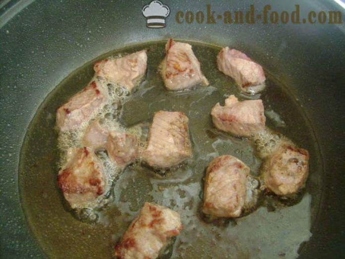 Brasato con carne e patate al forno - come cucinare le patate nella pentola con la carne, un passo per passo ricetta foto