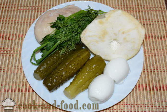 Insalata di sedano con il pollo, uova, cetriolo e maionese - Come preparare un'insalata di sedano, un passo per passo ricetta foto