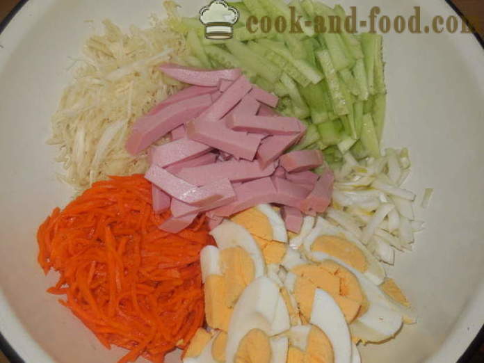 Deliziosa insalata con carote coreano e cetriolo - come fare insalata di primavera bella e deliziosa, con un passo per passo ricetta foto