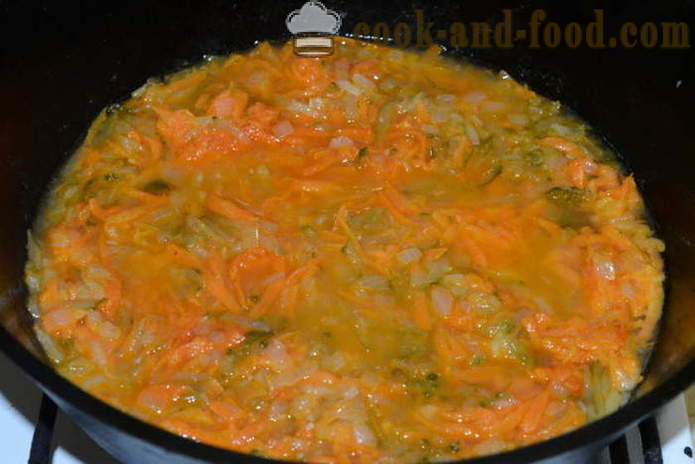 Cosce di pollo brasato con cipolle, carote e cetrioli sottaceto - Come cucinare un delizioso cosce di pollo in padella, con un passo per passo ricetta foto