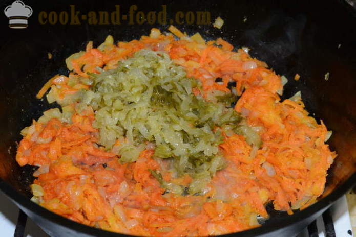 Cosce di pollo brasato con cipolle, carote e cetrioli sottaceto - Come cucinare un delizioso cosce di pollo in padella, con un passo per passo ricetta foto