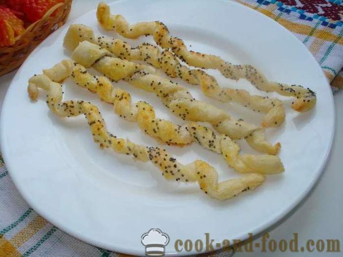 Dolce a spirale di pasta con semi di papavero e zucchero - come cucinare biscotti di pasta sfoglia, con un passo per passo ricetta foto