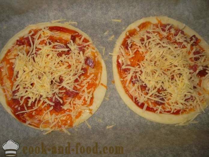 Mini pasticceria pizze pasta con salsiccia e formaggio - come fare una mini-pizze pasta sfoglia, con un passo per passo ricetta foto