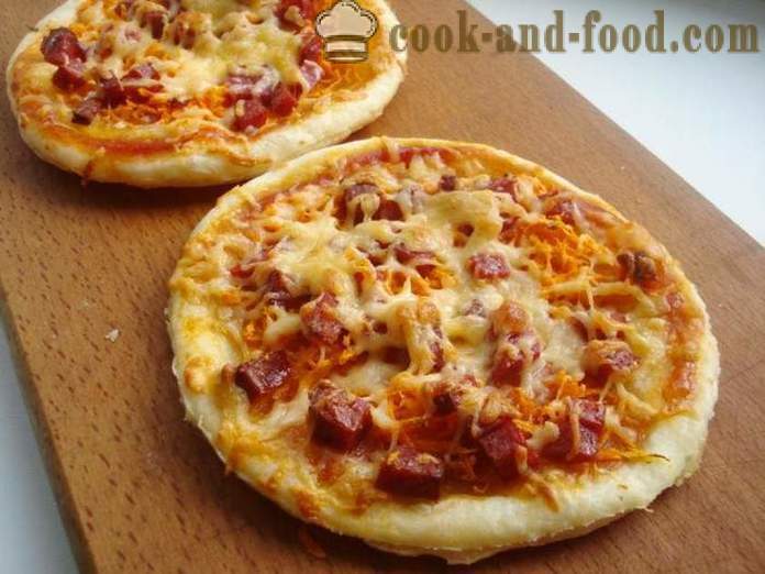 Mini pasticceria pizze pasta con salsiccia e formaggio - come fare una mini-pizze pasta sfoglia, con un passo per passo ricetta foto