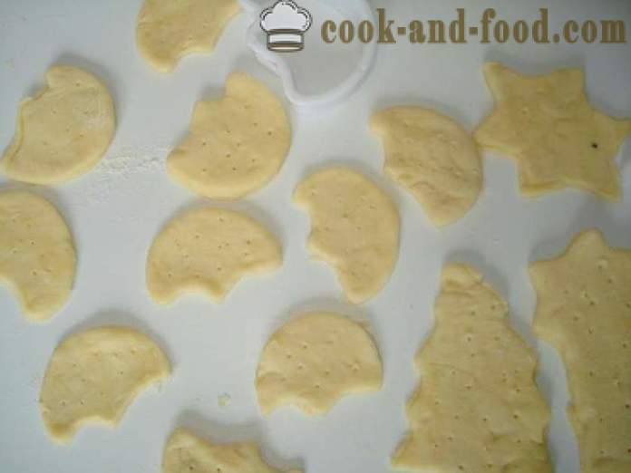 Cookie veloce e gustoso da traballante pasta non lievitata con zucchero e arachidi - come fare i biscotti di pasta sfoglia in forno, con un passo per passo ricetta foto