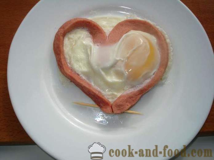 Uova strapazzate in un cuore con salsiccia - come fare le uova strapazzate in forma di cuore in un forno a microonde, un passo per passo ricetta foto