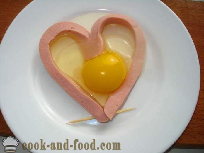 Uova strapazzate in un cuore con salsiccia - come fare le uova strapazzate in forma di cuore in un forno a microonde, un passo per passo ricetta foto