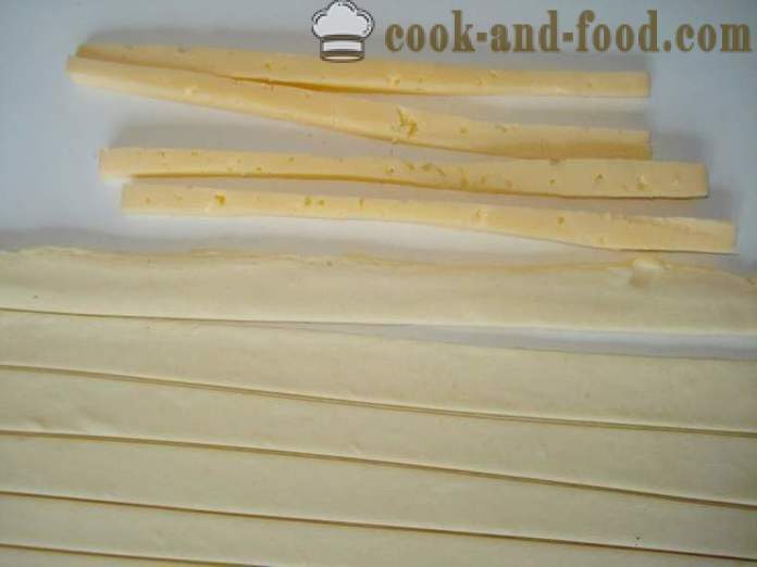 Formaggio fatto in casa in bastoncini di pasta sfoglia alla birra - come cucinare bastoncini di formaggio in casa, passo dopo passo ricetta foto