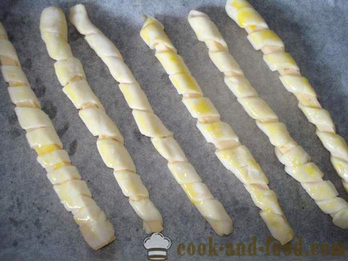 Formaggio fatto in casa in bastoncini di pasta sfoglia alla birra - come cucinare bastoncini di formaggio in casa, passo dopo passo ricetta foto