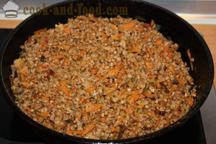 Delicious grano saraceno friabile con sedano guarnire - come cucinare un delizioso contorno di grano saraceno, un passo per passo ricetta foto