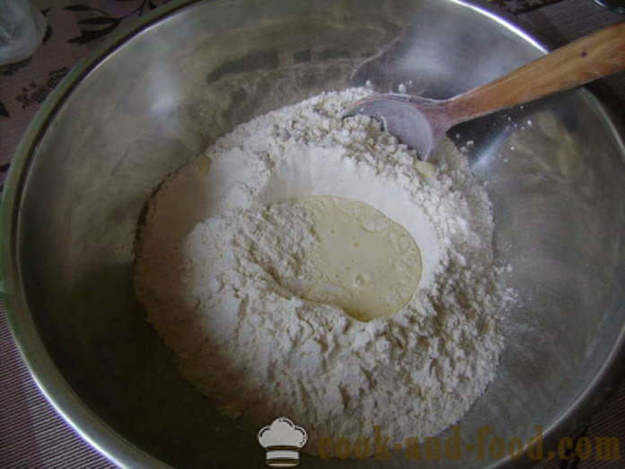 La pasta per gli gnocchi con crema acida e acqua - come impastare la pasta in gnocchi, un passo per passo ricetta foto