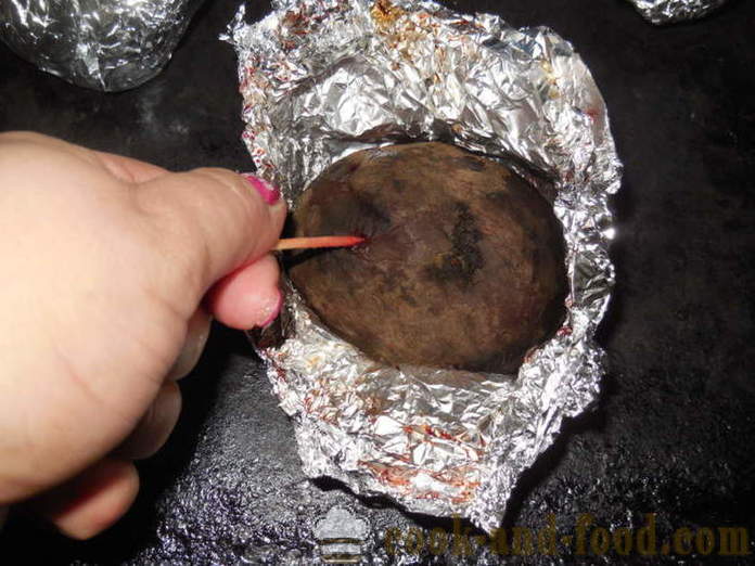 Barbabietole al cartoccio per un'insalata - come cuocere le barbabietole in tutto il forno, un passo per passo ricetta foto