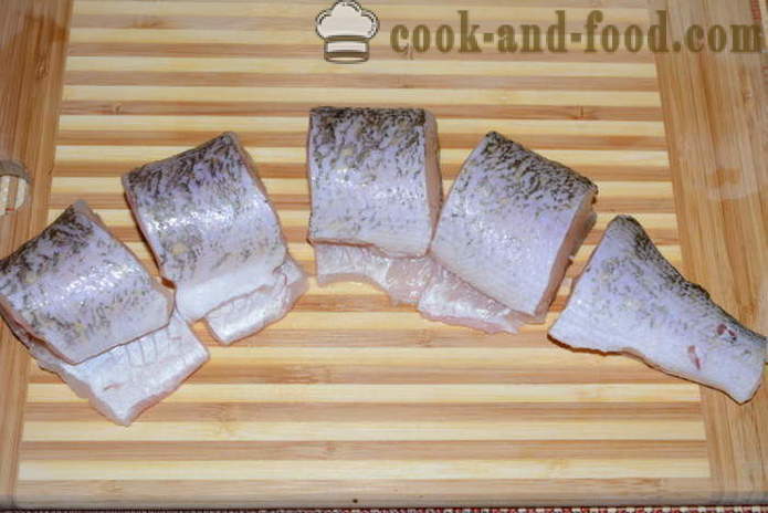 Luccio fritto con le cipolle in una farina - deliziosi avannotti di luccio in una padella a casa, passo dopo passo le foto delle ricette