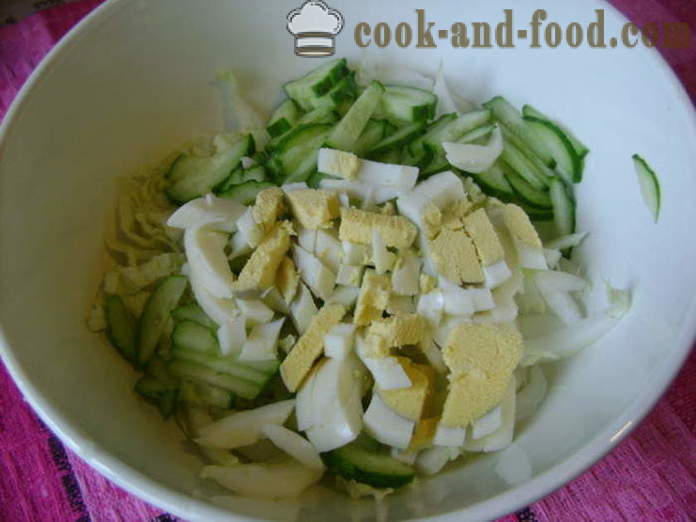 Insalata con cavolo cinese, cetriolo, uova e cipolle verdi - come cucinare una deliziosa insalata di cavolo cinese, un passo per passo ricetta foto