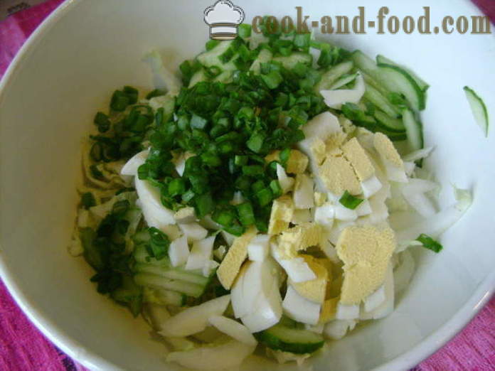 Insalata con cavolo cinese, cetriolo, uova e cipolle verdi - come cucinare una deliziosa insalata di cavolo cinese, un passo per passo ricetta foto