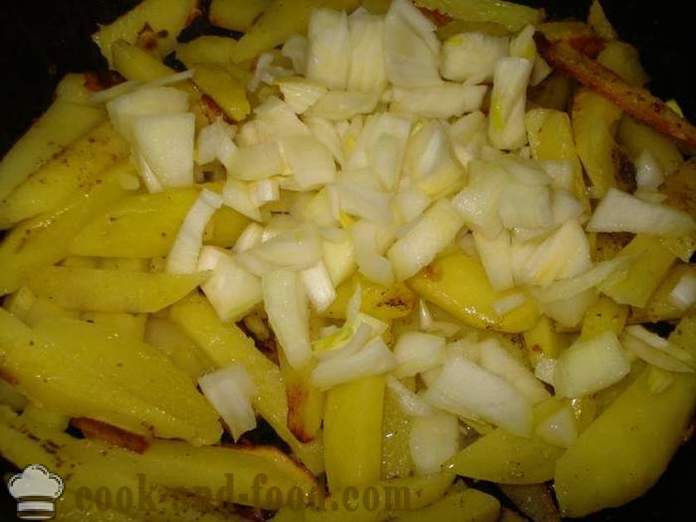 Patate fritte con le cipolle - come cucinare patate fritte con cipolla in una padella, un passo per passo ricetta foto
