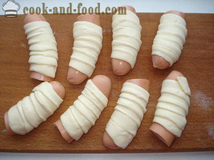 Salsicce in pasta sfoglia in forno - come cucinare salsicce in pasta sfoglia, con un passo per passo ricetta foto