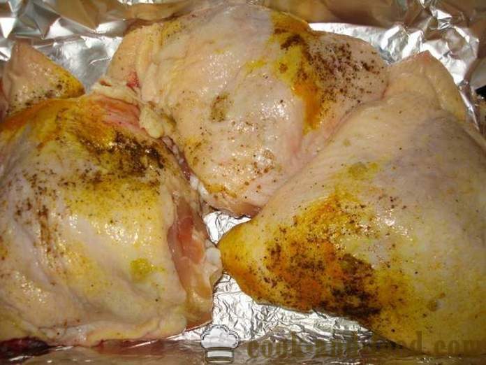Cosce di pollo al forno in pellicola di plastica - come un delizioso cosce di pollo al forno, con un passo per passo ricetta foto