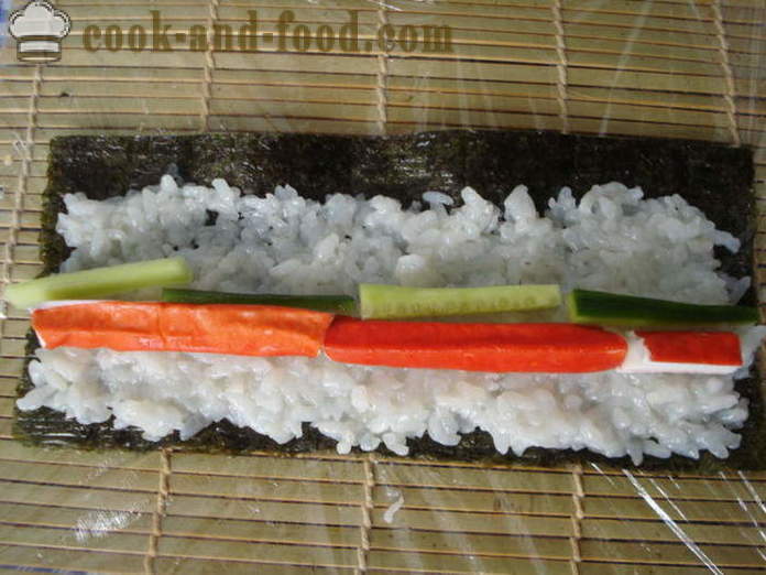 Sushi con bastoncini di granchio e cetrioli - Come fare il sushi con bastoncini di granchio a casa, passo dopo passo le foto delle ricette