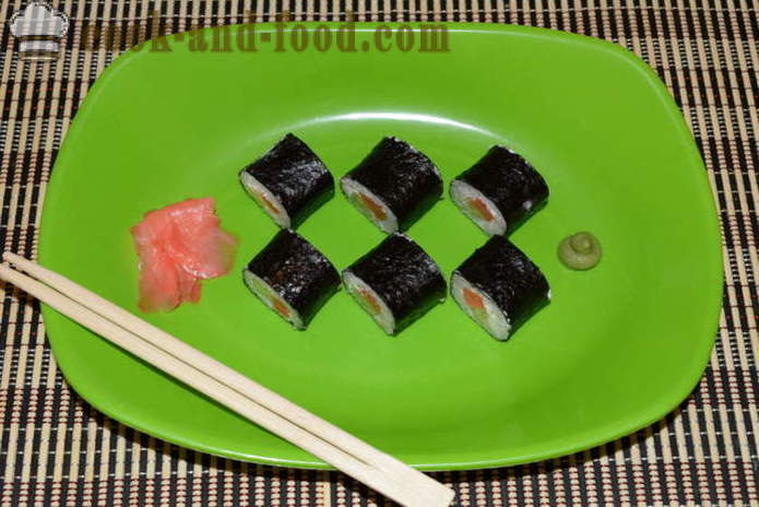 Rulli di sushi con i pesci rossi, formaggio e cetriolo - come fare panini a casa, passo dopo passo le foto delle ricette