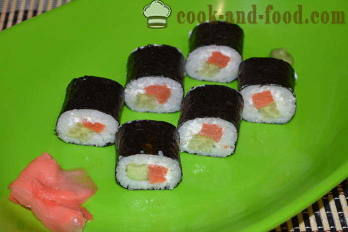 Rulli di sushi con i pesci rossi, formaggio e cetriolo - come fare panini a casa, passo dopo passo le foto delle ricette