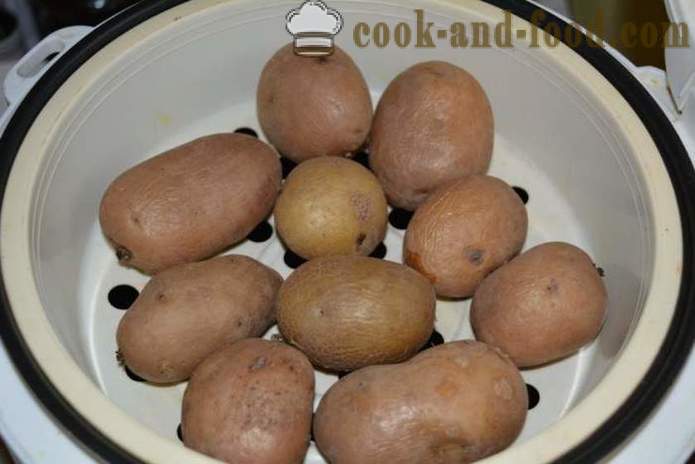 Patate bollite con la buccia in una padella - delizioso piatto di patate bollite con la buccia per guarnire