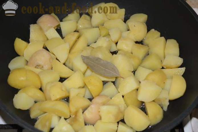 Patate bollite con la buccia in una padella - delizioso piatto di patate bollite con la buccia per guarnire