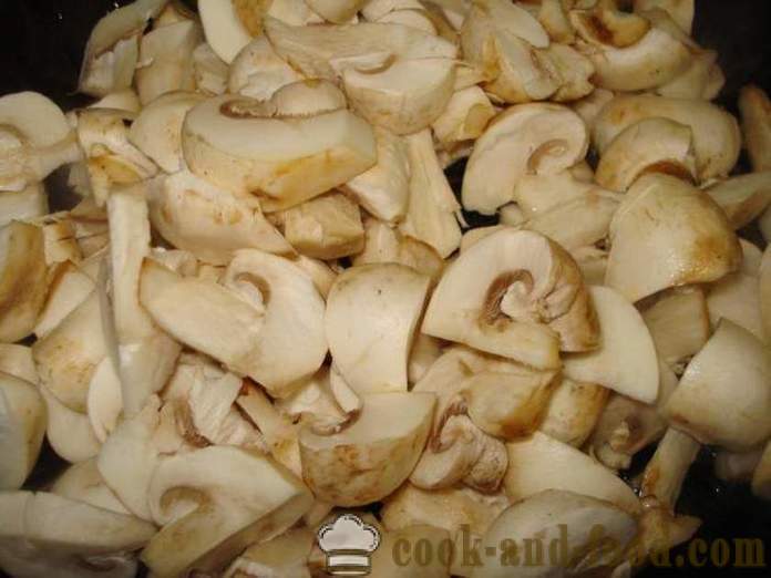 I funghi freschi fritti in una padella - come cucinare i funghi fritti, un passo per passo ricetta foto