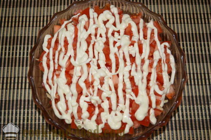 Insalata con bastoncini di granchio, pomodori, formaggio e uova - come cucinare una deliziosa insalata di bastoncini di granchio, un passo per passo ricetta foto