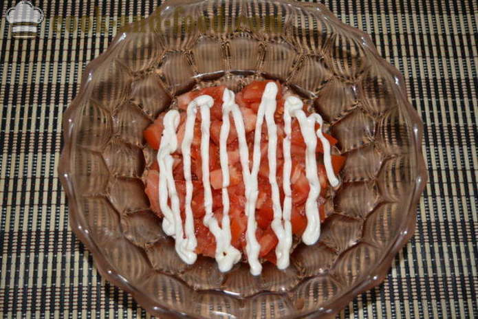 Insalata con bastoncini di granchio, pomodori, formaggio e uova - come cucinare una deliziosa insalata di bastoncini di granchio, un passo per passo ricetta foto