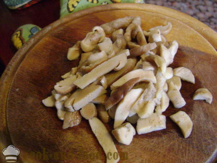 Zuppa di funghi Delicious dai funghi bianchi congelati - come cucinare la zuppa di funghi bianchi congelati, un passo per passo ricetta foto